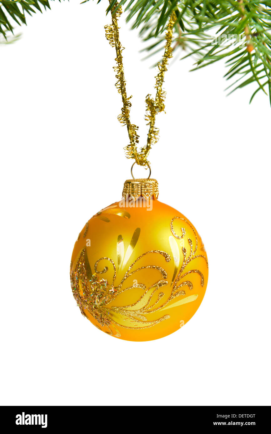 Weihnachtsdekoration-Kugel auf Tanne über weiß Stockfoto