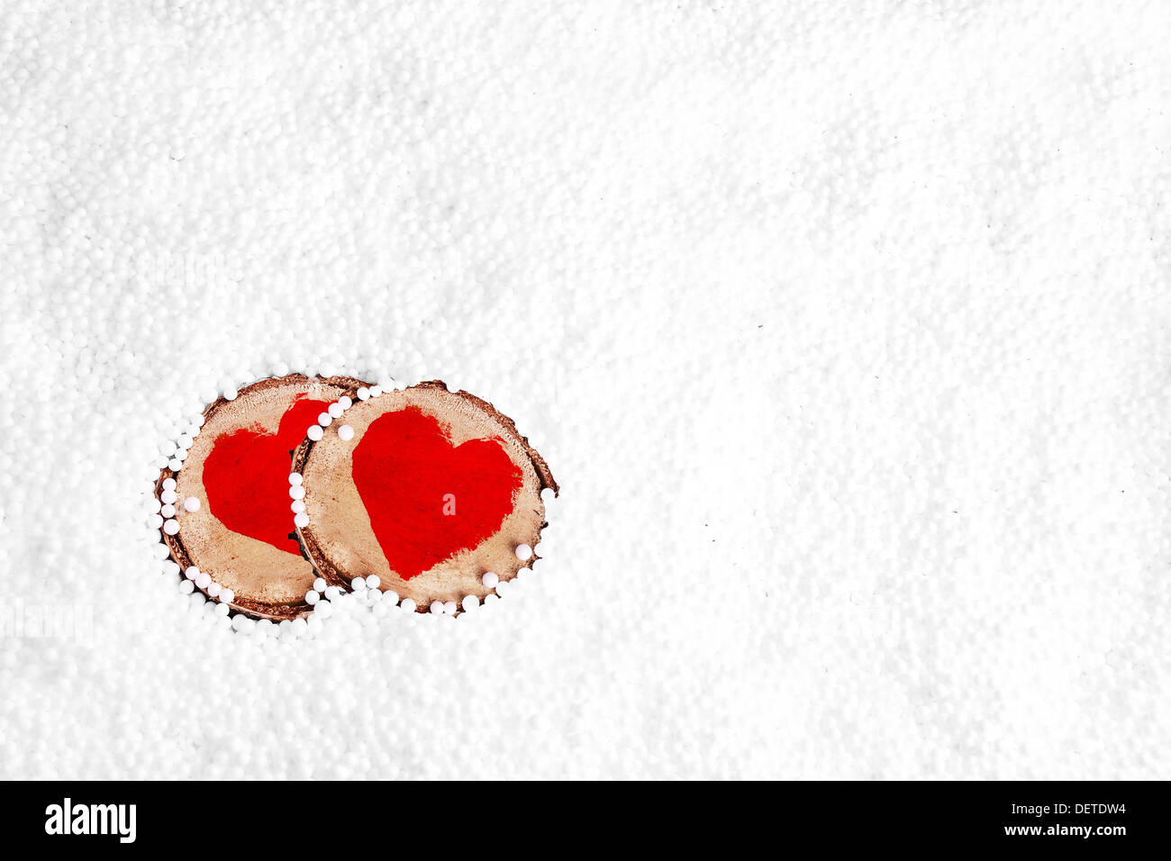 Zwei rote Holzherzen auf dem Schnee Stockfoto