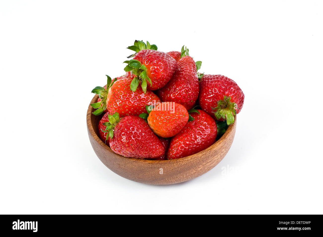 Ein hölzernes Schüsselchen voller frische rote Erdbeeren auf weißem Hintergrund. Stockfoto