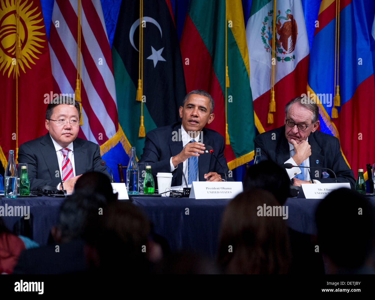 New York, New York. 23. September 2013. US-Präsident Barack Obama, Präsident Tsakhiagiin Elbegdorj der Mongolei und Vereinten Nationen Generalsekretär Jan Eliasson anhören Fragen während der internationalen Zivilgesellschaft-Veranstaltung in New York, New York, am Montag, 23. September 2013. Bildnachweis: Jin Lee / Pool über CNP/Dpa/Alamy Live News Stockfoto