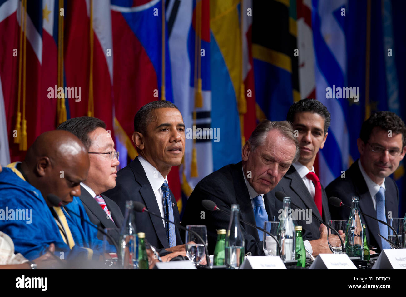New York, New York. 23. September 2013. US-Präsident Barack Obama, Center, macht Bemerkungen während der internationalen Zivilgesellschaft-Veranstaltung in New York, New York, am Montag, 23. September 2013. Von links nach rechts: UNO spezielle Berichterstatter Maina Kiai, Rechte, Freiheit der Versammlungs- und Vereinigungsfreiheit; Präsident Tsakhiagiin Elbegdorj der Mongolei; Präsident Obama; UN-Generalsekretär Jan Eliasson; Alejandro González Arreola, Generaldirektor, GESOC und Open Government Partnership Steering Committee Member, Mexiko; und Douglas Rutzen, Präsident, Internatio... Stockfoto