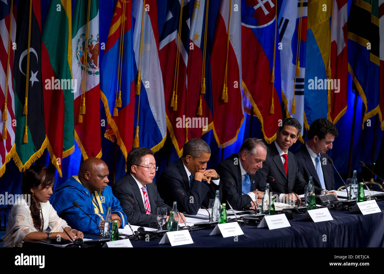 New York, New York. 23. September 2013. US-Präsident Barack Obama, Center, macht Bemerkungen während der internationalen Zivilgesellschaft-Veranstaltung in New York, New York, am Montag, 23. September 2013. Von links nach rechts: Khin Lay, Dreieck Frauen Selbsthilfegruppe, Birma; UNO Sonderberichterstatter Maina Kiai, Rechte an der Versammlungs-und Vereinigungsfreiheit; Präsident Tsakhiagiin Elbegdorj der Mongolei; Präsident Obama; UN-Generalsekretär Jan Eliasson; Alejandro González Arreola, Generaldirektor, GESOC und Open Government Partnership Steering Committee Member, Mex... Stockfoto