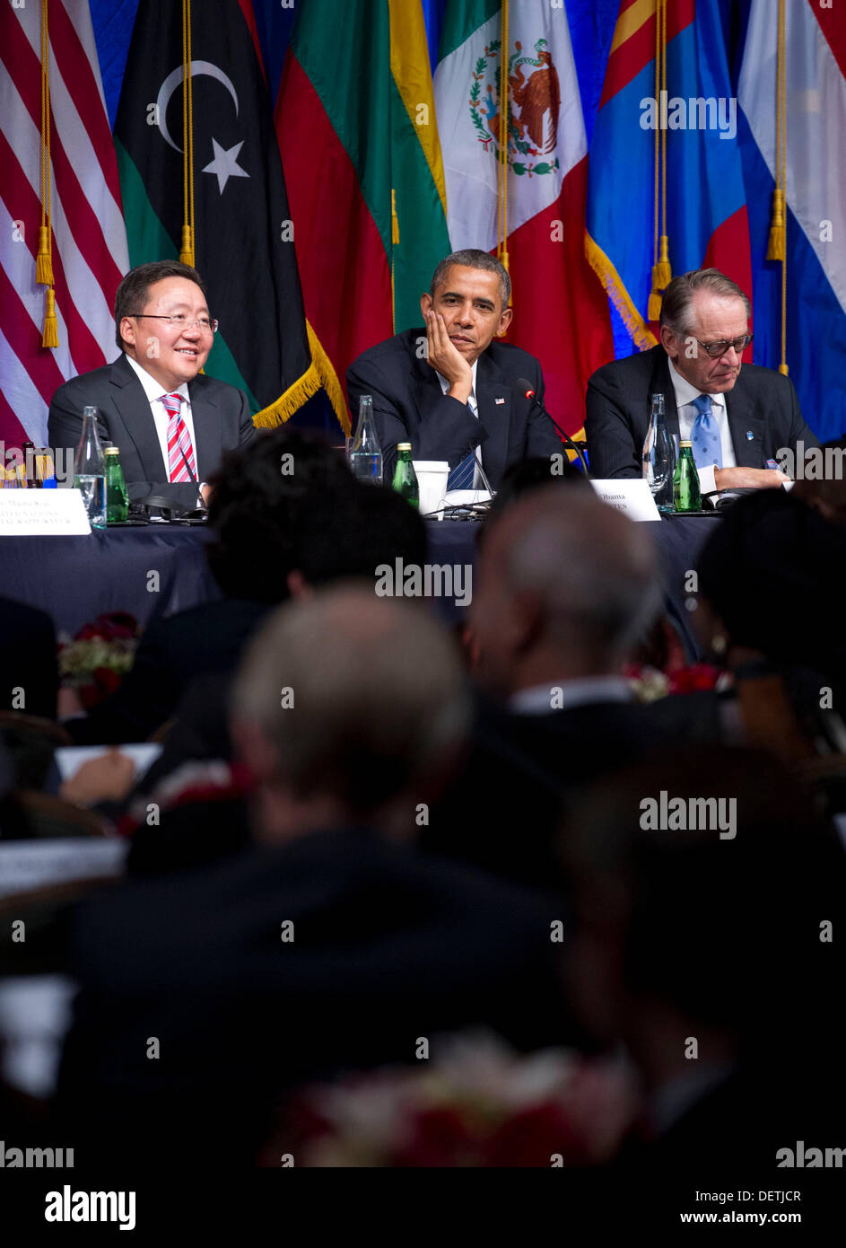 New York, New York. 23. September 2013. US-Präsident Barack Obama, Präsident Tsakhiagiin Elbegdorj der Mongolei und Vereinten Nationen Generalsekretär Jan Eliasson anhören Fragen während der internationalen Zivilgesellschaft-Veranstaltung in New York, New York, am Montag, 23. September 2013. Bildnachweis: Jin Lee / Pool über CNP/Dpa/Alamy Live News Stockfoto