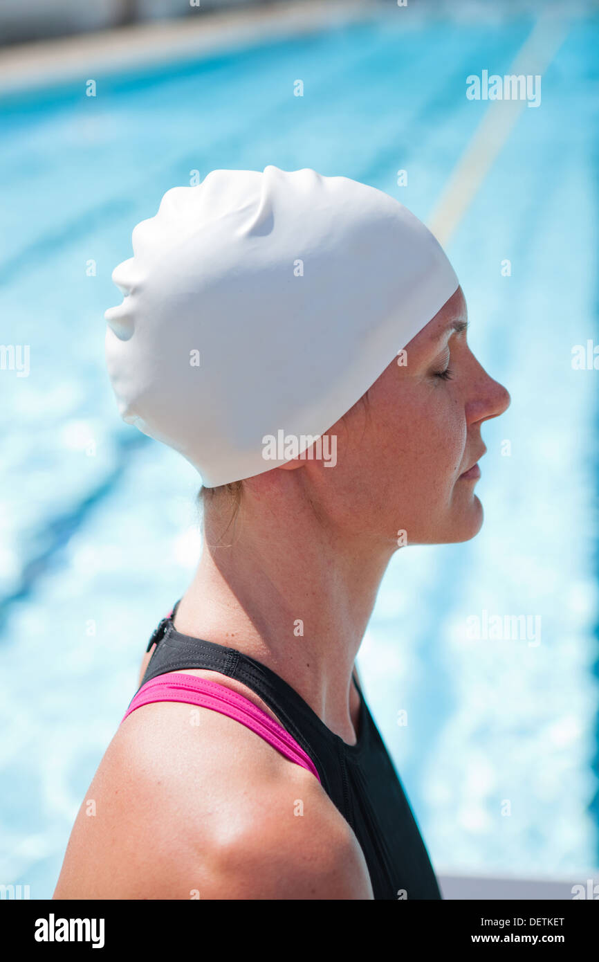 Weibliche Schwimmer neben Schwimmbad Konzentration mit Augen geschlossen Stockfoto