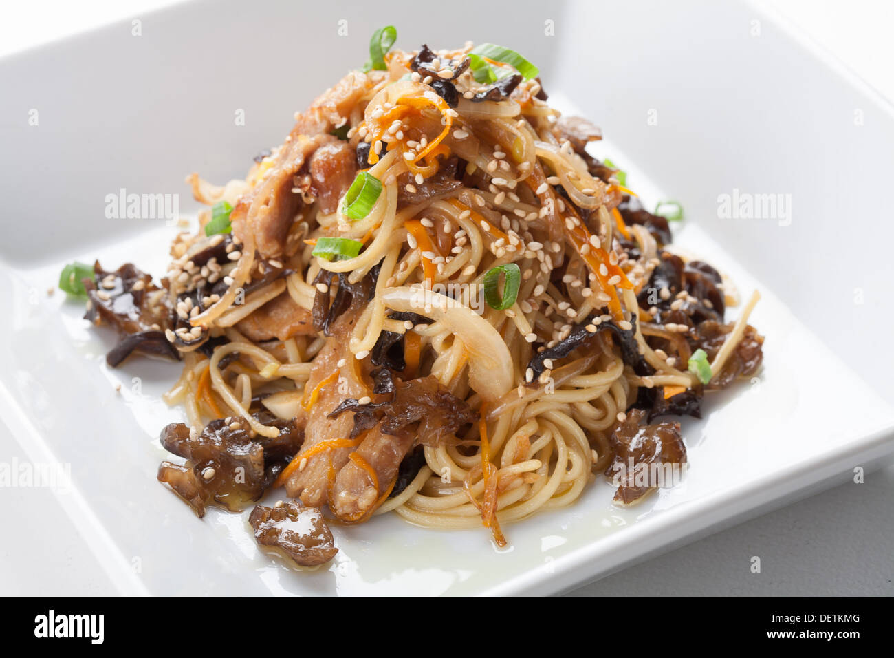 Reis-Spaghetti mit Pilzen. Japanisches Essen Stockfoto
