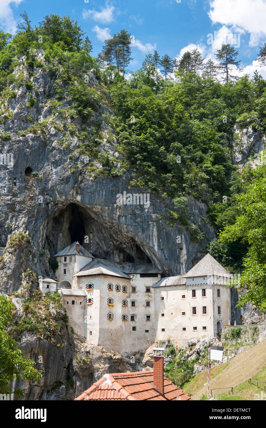Die Burg Predjama in den Felsen Stockfoto