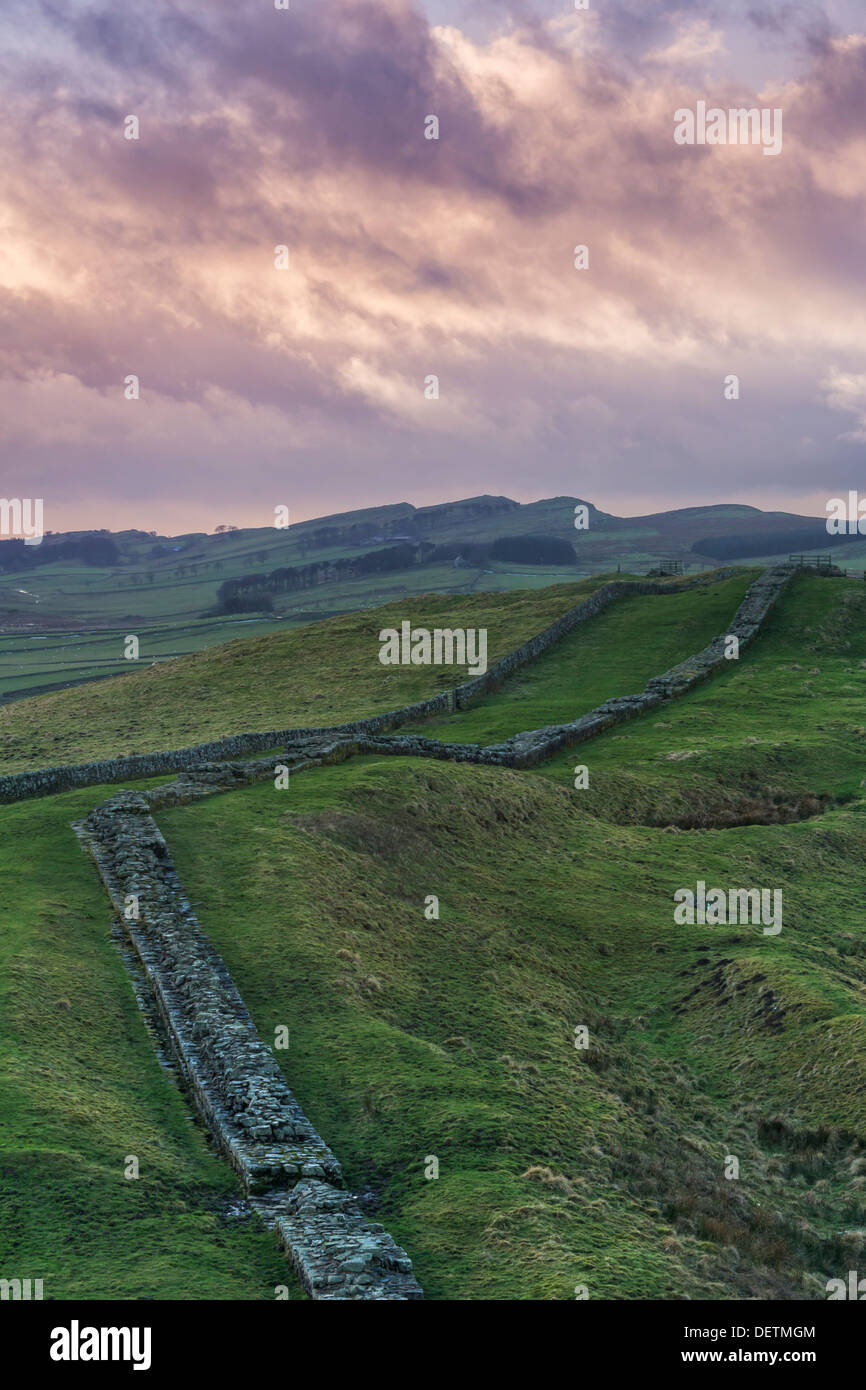 Der Hadrianswall bei Caw Lücke Blick nach Westen in Richtung dornigen Türen, Nationalpark Northumberland, England Stockfoto