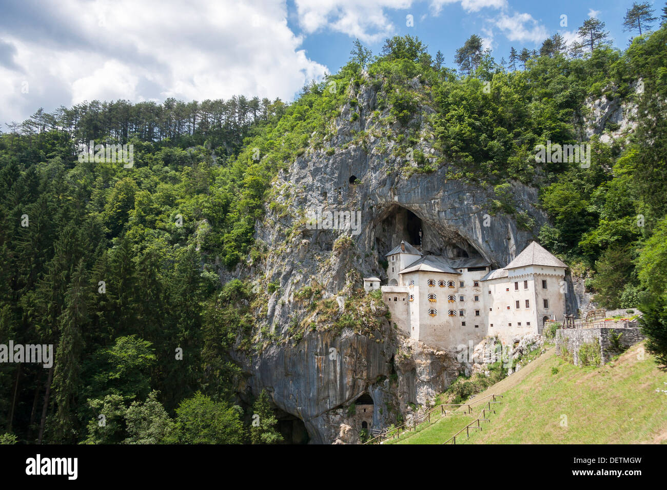 Die Burg Predjama in den Felsen Stockfoto