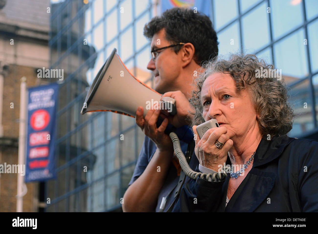 London, UK. 23. September 2013. Baroness Jones von Moulsecoomb, besser bekannt als Jenny Jones, Leader der Fraktion der grünen in der London Assembly anlässlich "Stop Waschungen auf Migranten" Protest gegen Express Zeitungen über ihre ständigen Angriffen auf Migranten während sich britische Steuer ausweichen. Bildnachweis: Siehe Li/Alamy Live News Stockfoto