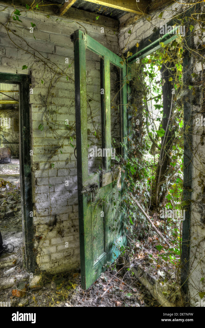 Offene Tür im verlassenen Bahnhofsgebäude. Surrey, England. HDR-Bild. Stockfoto