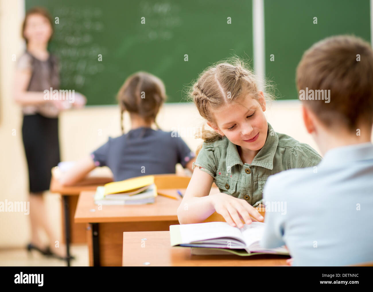 Lehrer und Schule Kinder im Klassenzimmer an Lektion Stockfoto