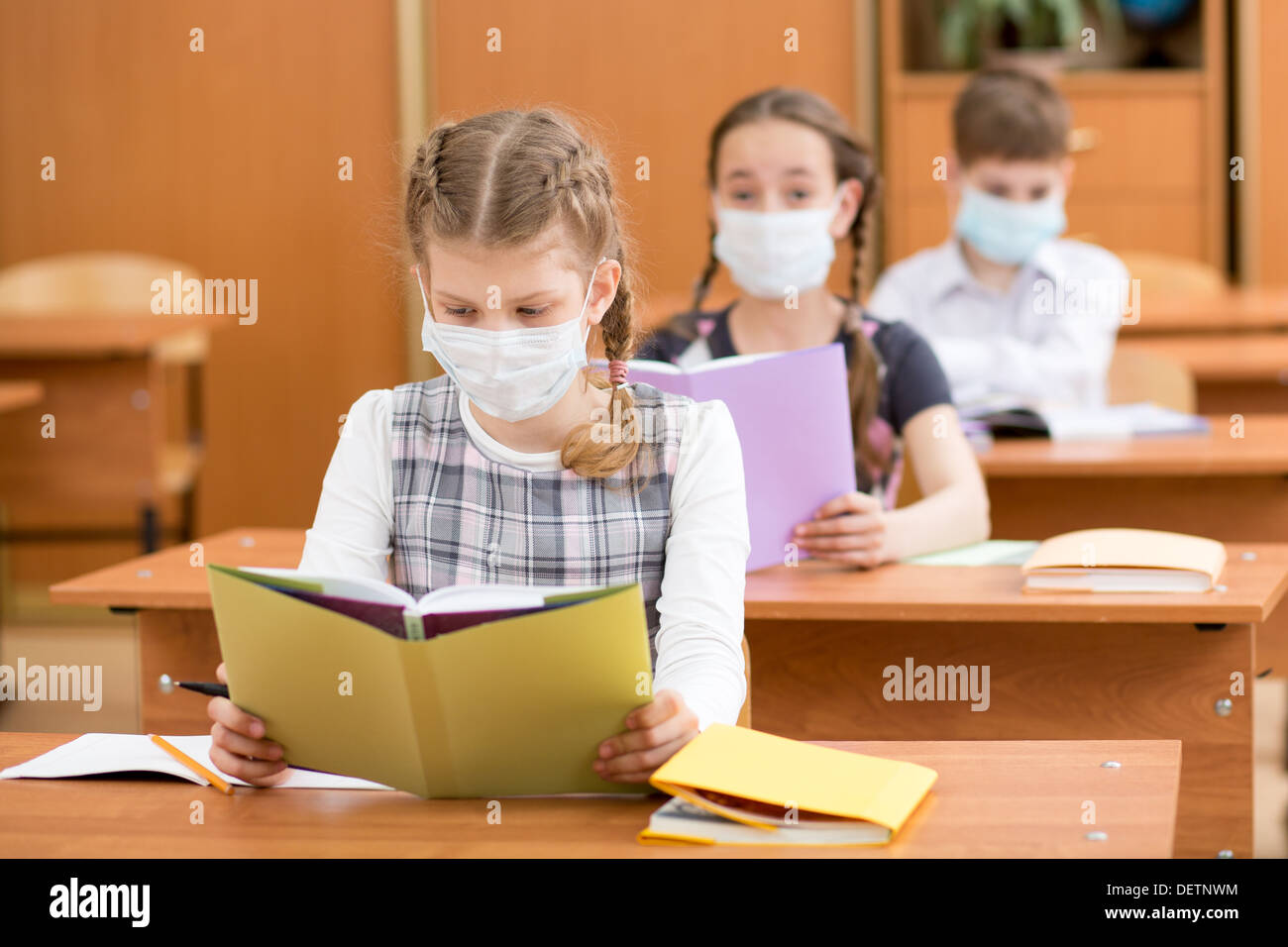 Schulkinder mit Maske Schutz gegen Grippe-Virus bei Lektion Stockfoto