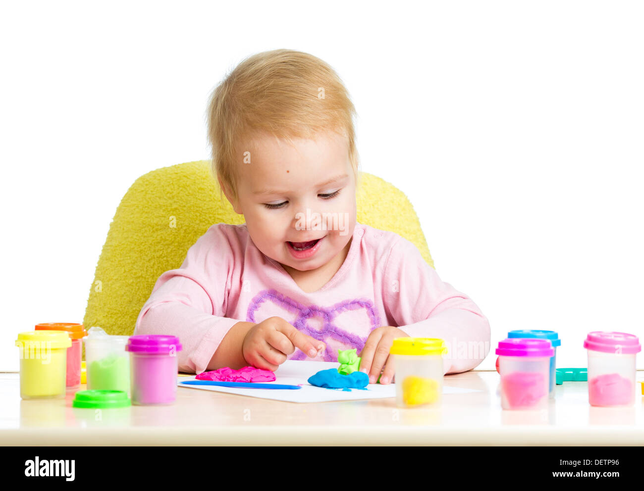 Glückliches Kind Mädchen spielen mit bunten Ton Spielzeug Stockfoto