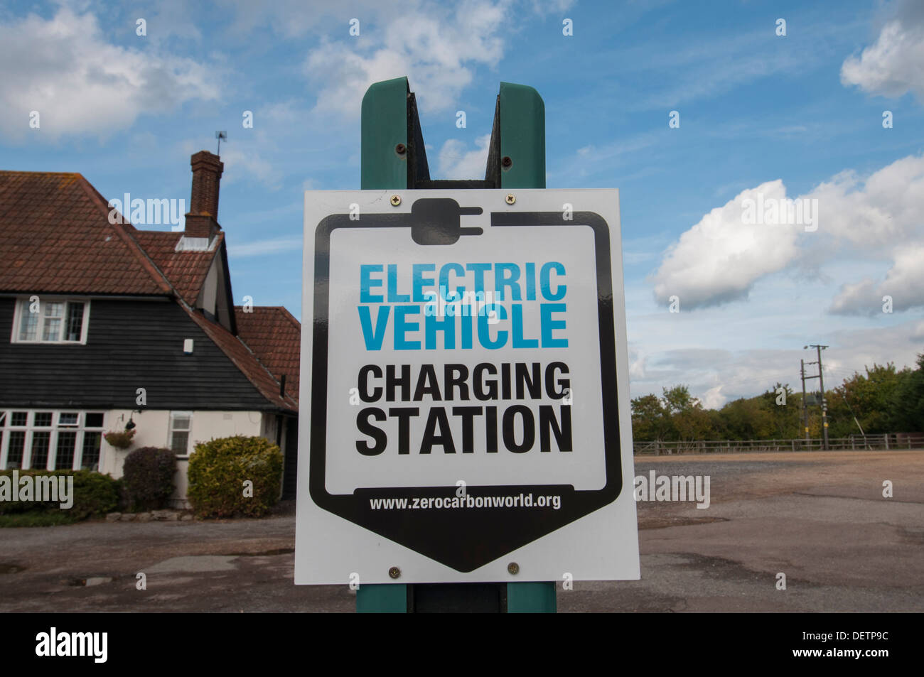 Melden Sie sich für ein Elektrofahrzeug Ladestation Stockfoto