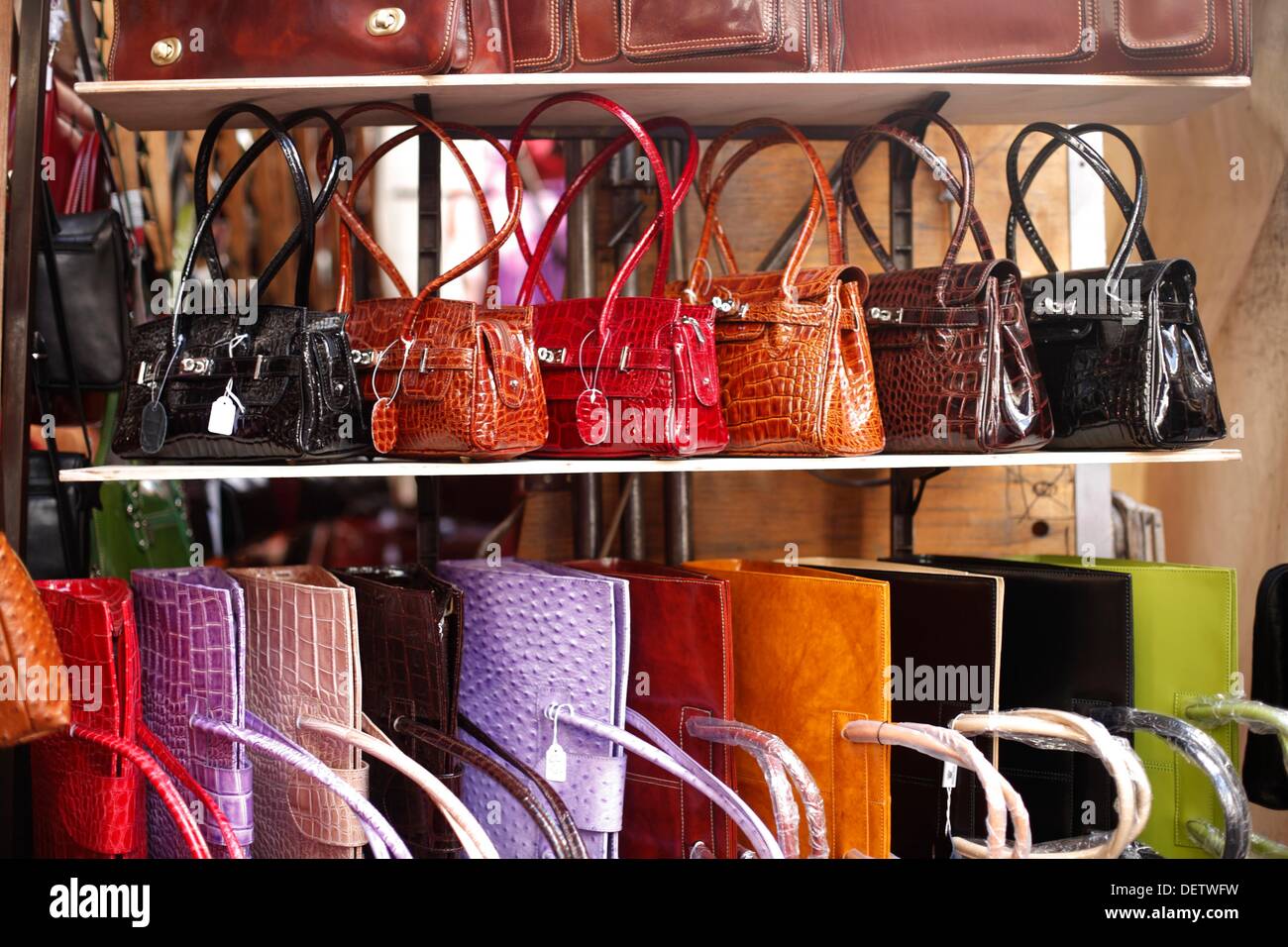 Ledertaschen für den Verkauf auf einem Markt stall in der toskanischen  Stadt Florenz oder Firenze in Italien Stockfotografie - Alamy