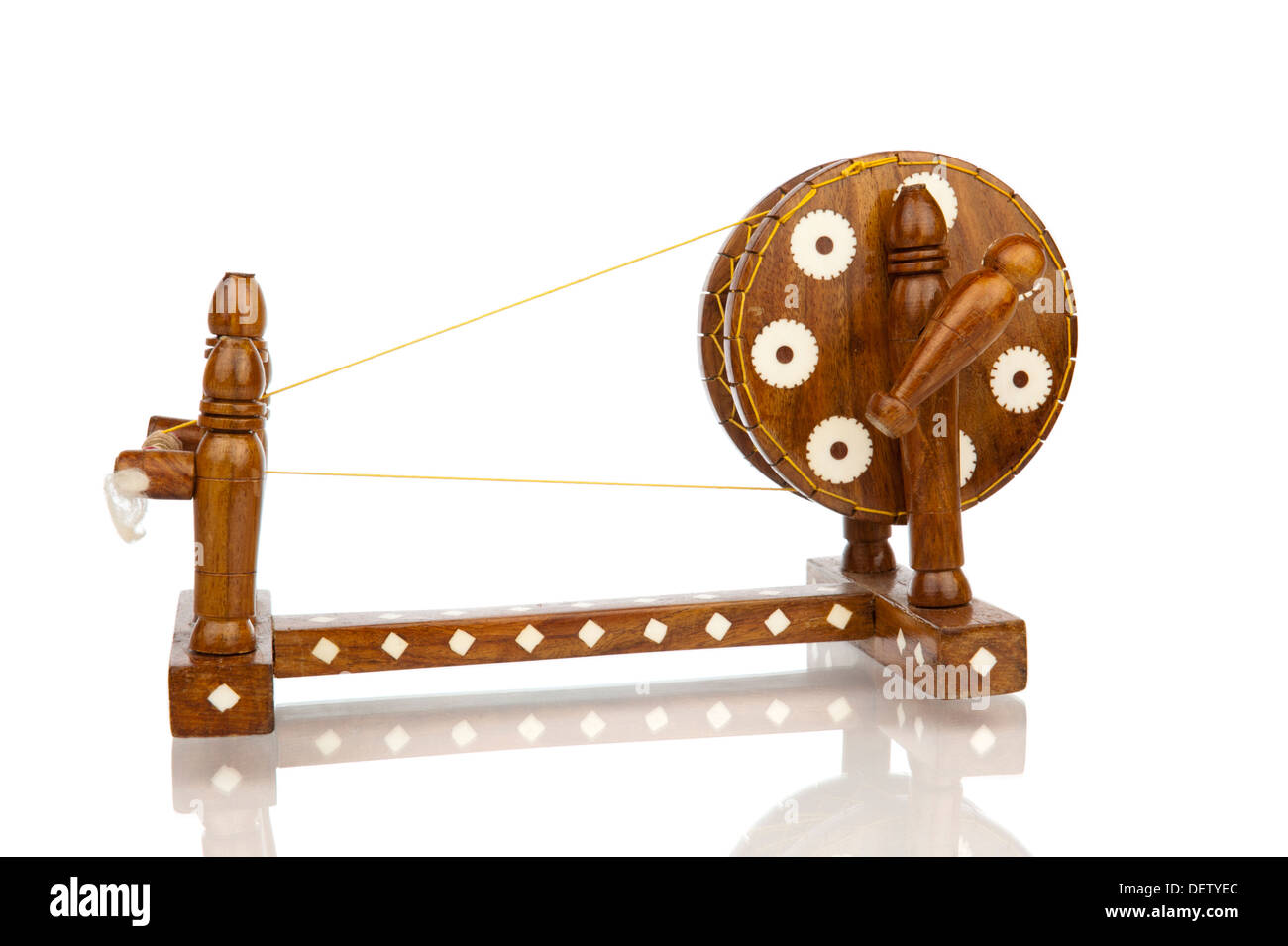 Vintage Spinnrad isoliert in weiß im Kleinformat Stockfoto