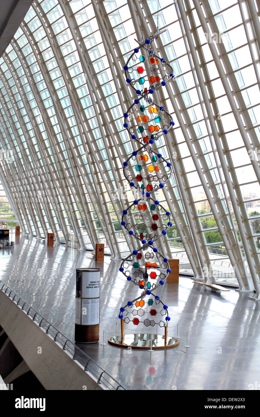 Verglasung und Glasmalerei Modell der DNA-Doppelhelix in der Wissenschaft Museum von Valencia Spanien Stockfoto