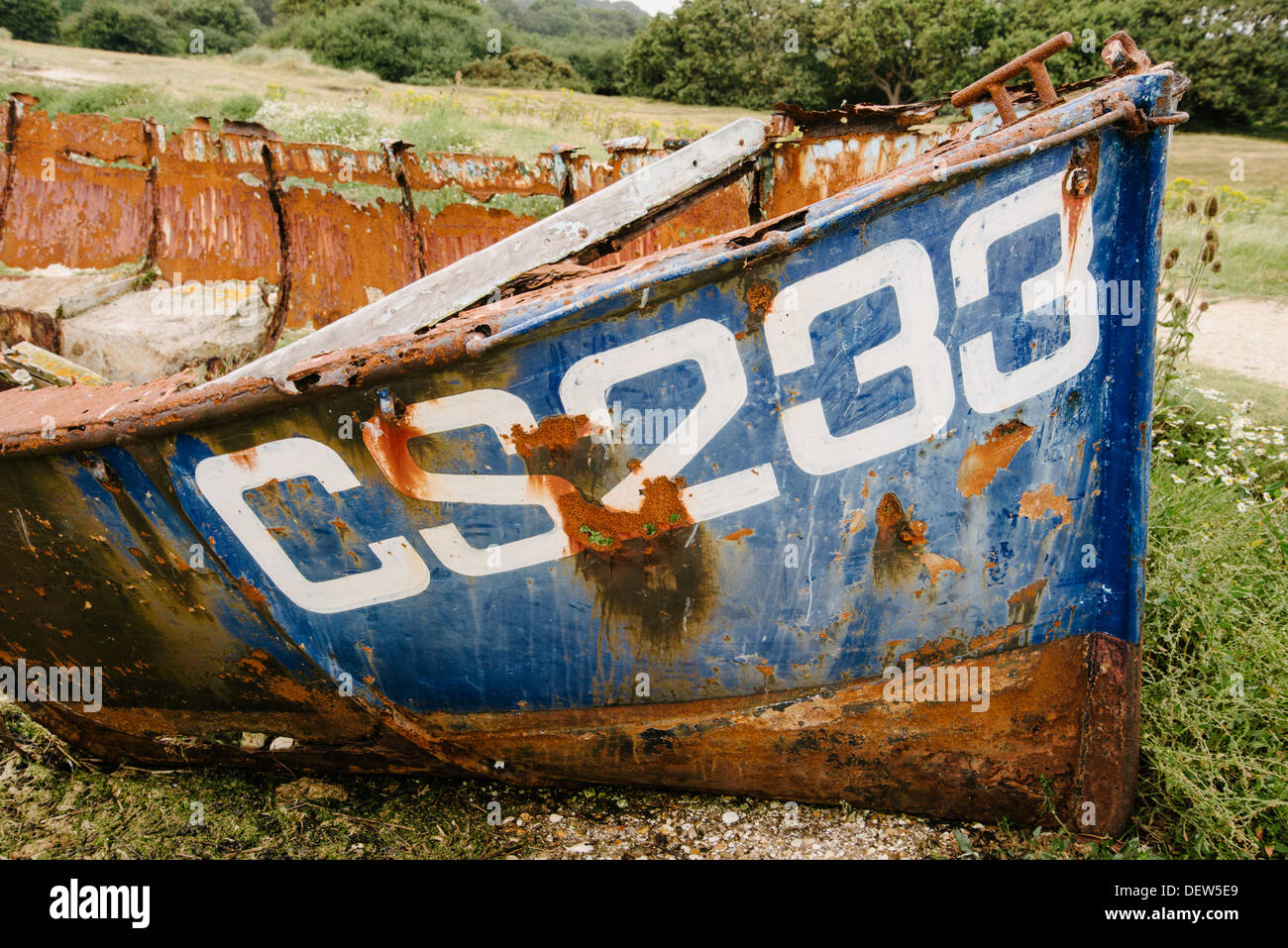 Verrostete Rumpf des verlassenen alten Fischerboot am Ufer in der Nähe von Bembridge Isle Of Wight England UK Stockfoto