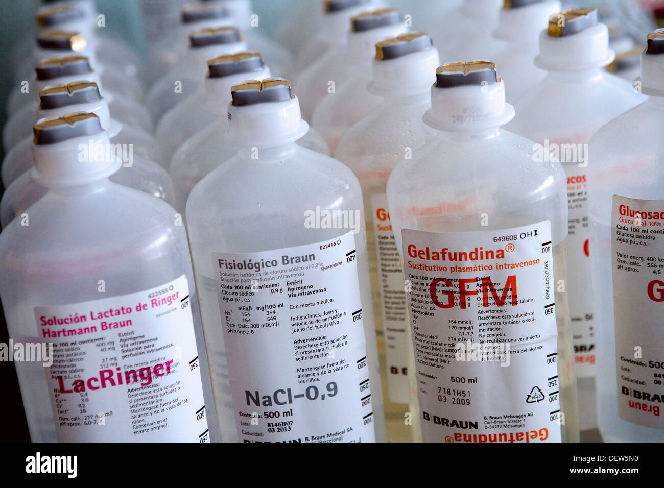Lösung-Flaschen für die intravenöse Verabreichung in Krankenhausapotheke Stockfoto