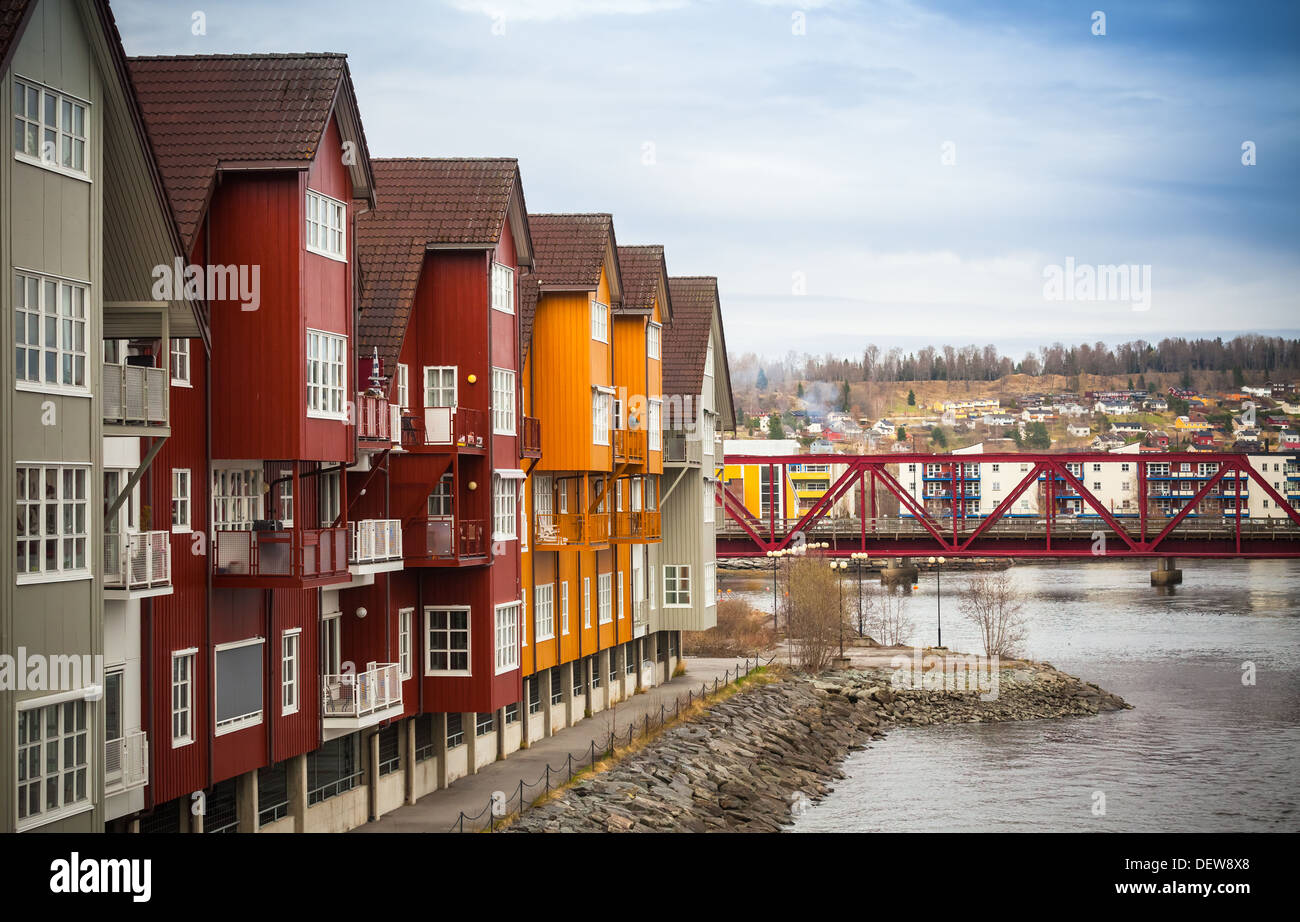 Fassaden der bunte Holzhäuser im norwegischen Kleinstadt Stockfoto