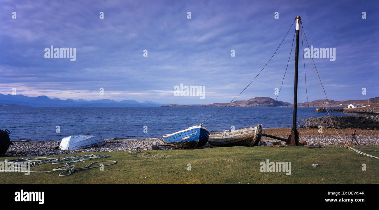 Achiltibuie Coigach Westküste Schottlands Blick auf Badentarbat Bay. Drei kleine Boote am Strand aufgestellt. Boote an Mast gebunden. Stockfoto