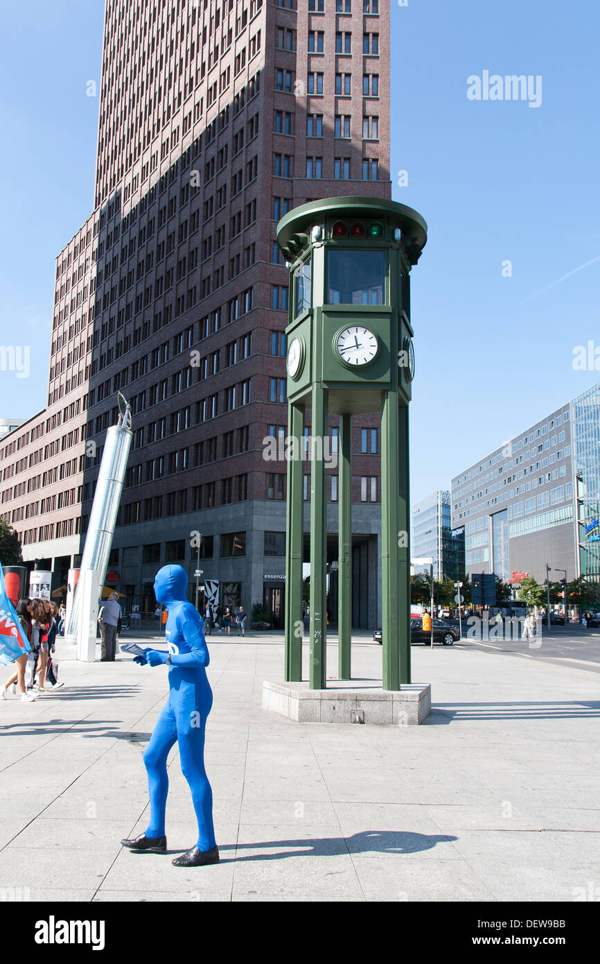 Potsdamer Platz - Berlin 2013 und die Ampeln mit einem Mann gekleidet in blau Stockfoto