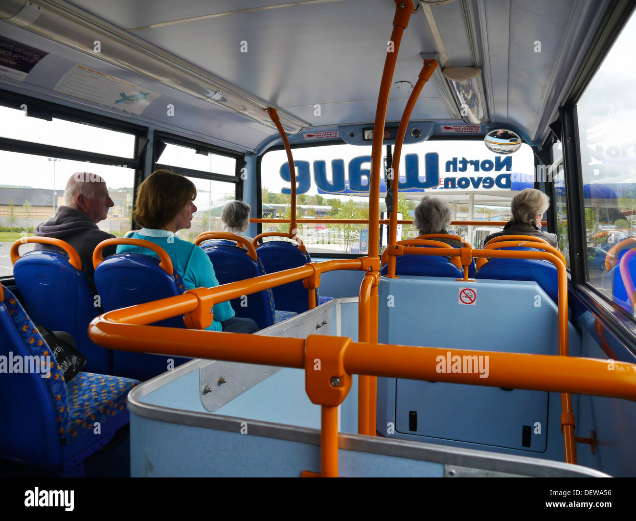 Passagiere auf einer Nord-Devon "Wave" Doppeldecker-Bus in Bideford, Devon, England Stockfoto