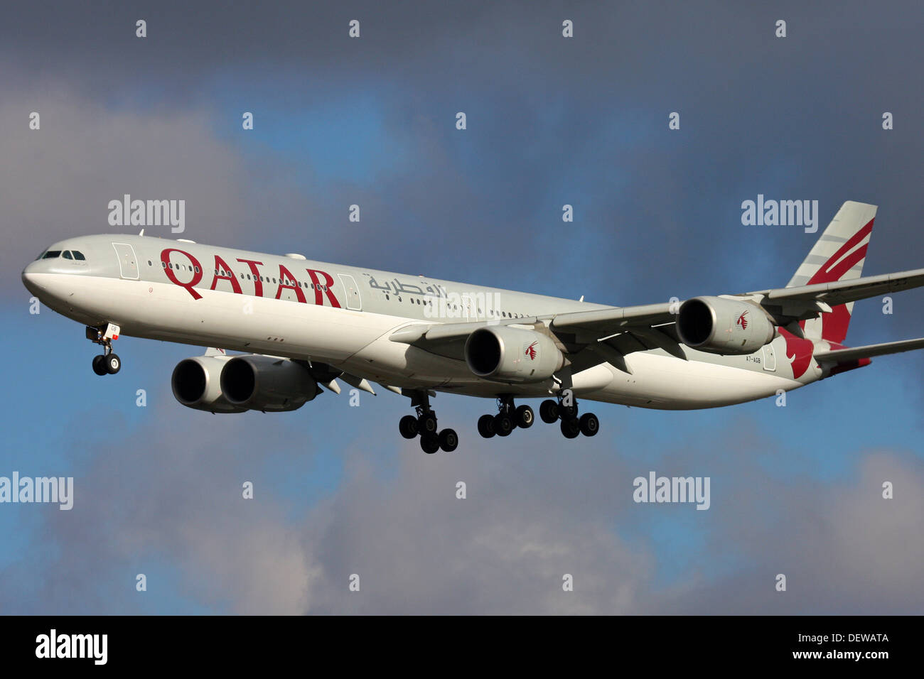 Qatar Airways Airbus A340 Landung bei bewölktem Wetter auf London Heathrow Stockfoto