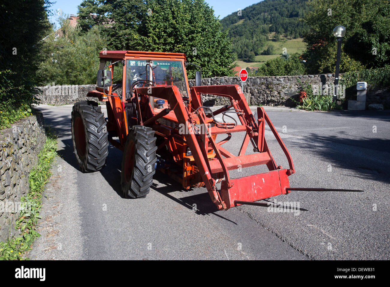 Landwirt Arbeiter Knecht Reparatur Traktor Stockfoto