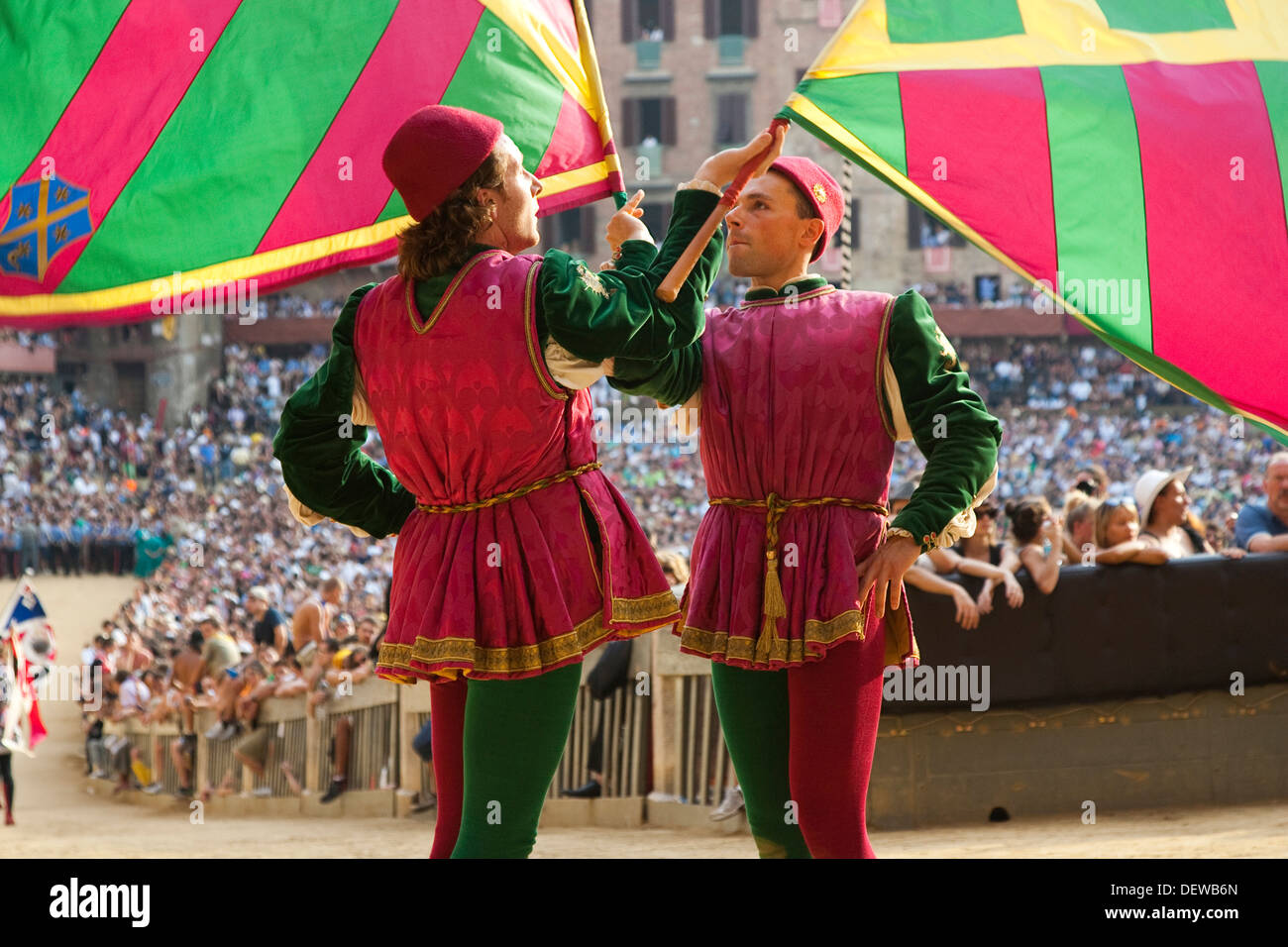 Flagge schwankt, Contrada des Drachen, Palio von Siena, Siena, Toskana, Italien, Europa Stockfoto