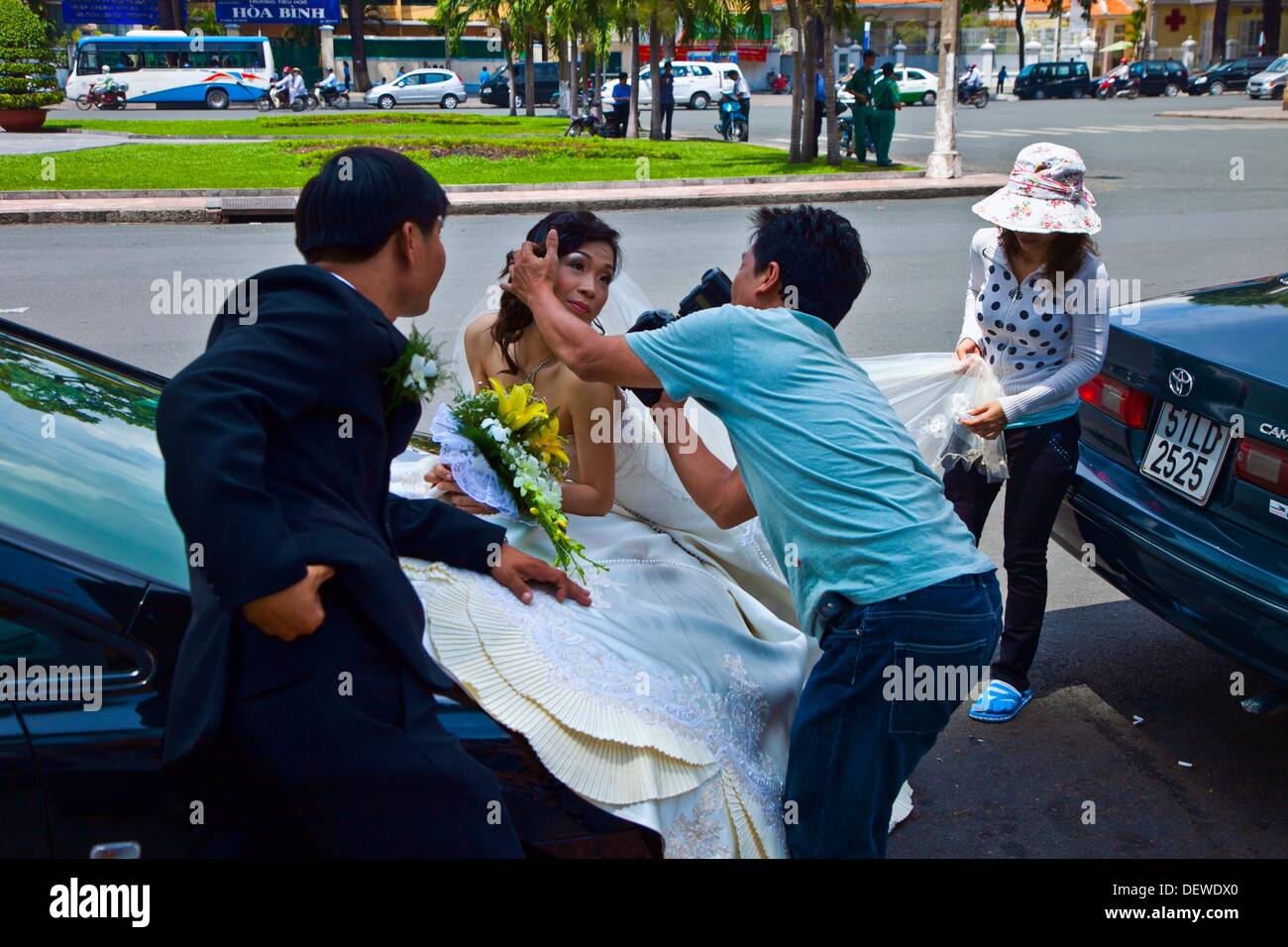 Gerade geheiratet vor Notre Dame Kathedrale. Ho-Chi-Minh-Stadt (früher Saigon). Süd-Vietnam. Stockfoto