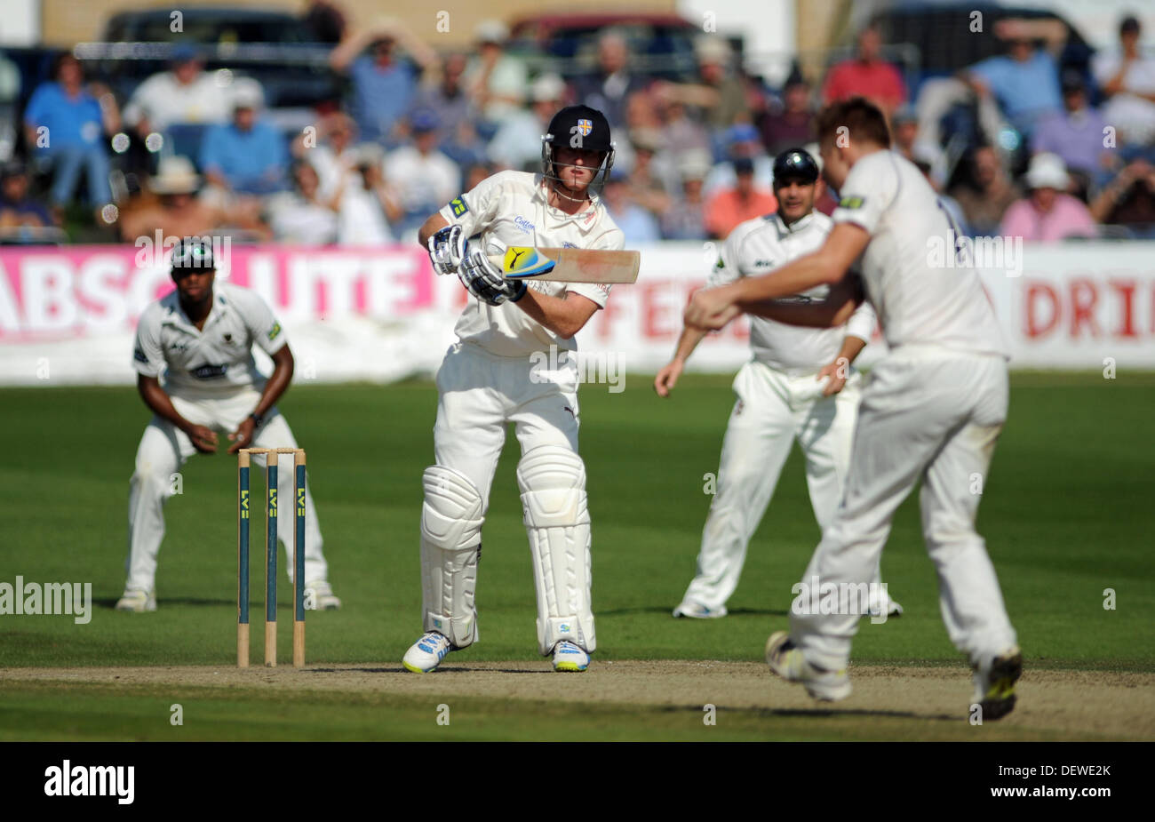 Durham Schlagmann spielt Ben Stokes einen Schuss zurück nach Sussex Bowler Luke Wright während des ersten Tages ihrer LV County Championship-Cricket-match Stockfoto