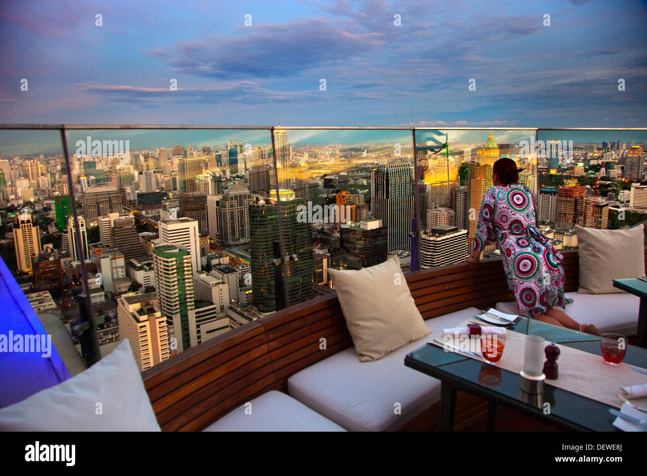 Centara Grand Hotel al Central World Bangkok Tower Bar Red Sky, ein