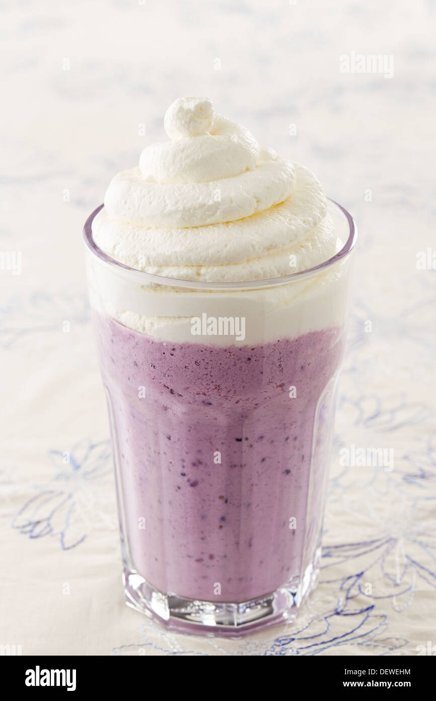 Neue Blackberry Milchshake auf weißem Stoff Stockfoto