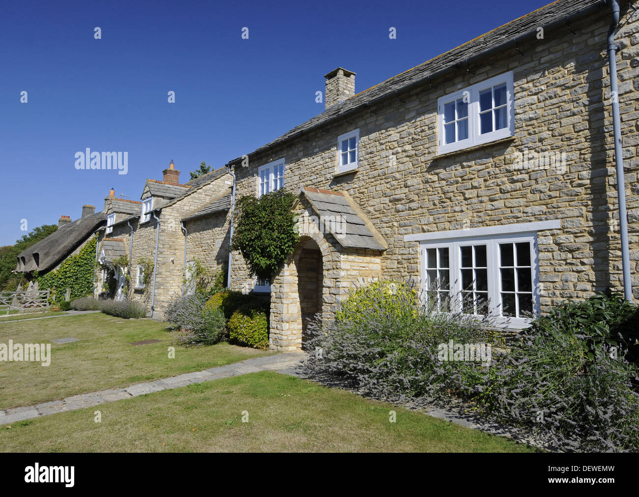 Reetdachhaus und traditionelle Häuser im Dorf Corfe Isle of Purbeck Dorset-England Stockfoto