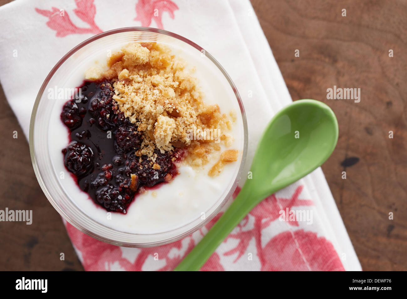 Joghurt mit Beeren Marmelade und Müsli Stockfoto