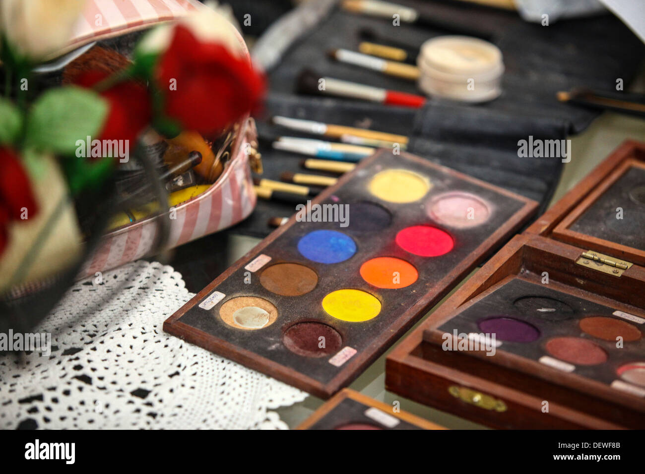 Make-up Artist-Tasche mit einer Vielzahl von Make-up Pinsel und Farben Stockfoto