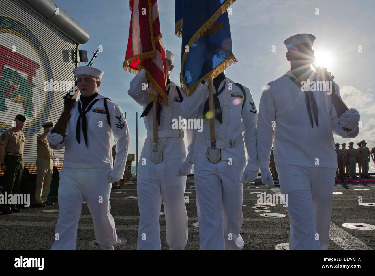 Die Color Guard Paraden Farben bei der Chief Petty Officer anheften Zeremonie an Bord nach vorne bereitgestellt amphibische Dock Transportschiff USS Denver (LPD-9). Denver ist auf Streife mit der Bonhomme Richard amphibische bereit Gruppe und mit der eingeschifften 31. Marine E Stockfoto