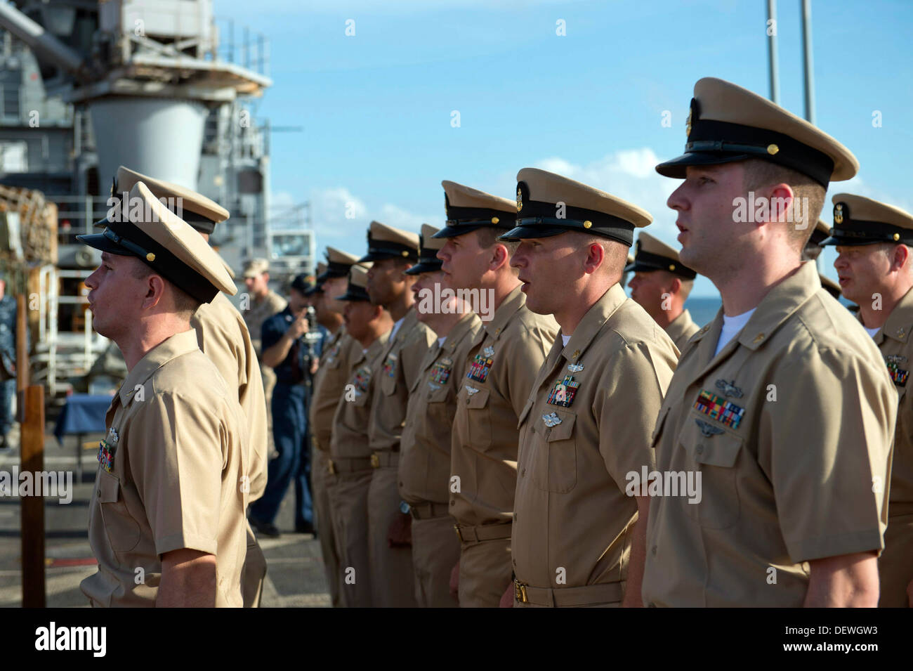 Chief Petty Officers singen "Anchors Aweigh" bei der CPO-pinning-Zeremonie an Bord nach vorne bereitgestellt amphibische Dock Transportschiff USS Denver (LPD-9). Denver ist auf Streife mit der Bonhomme Richard amphibische bereit Gruppe und mit der eingeschifften 31. Marine Exped Stockfoto