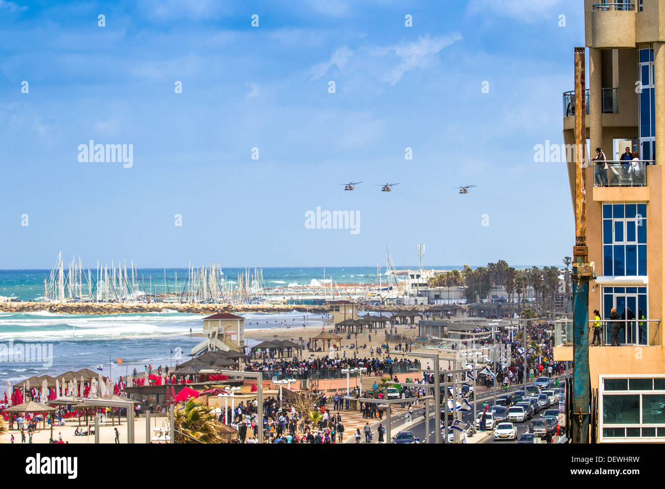 Israelische Luftwaffe (IAF) Sikorsky CH-53 Hubschrauber während des Fluges über den Tel Aviv beach Stockfoto