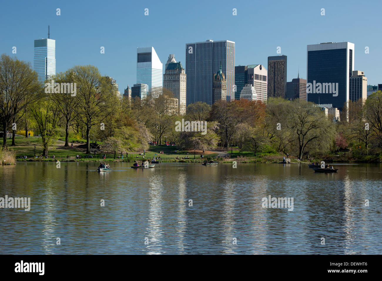 DER LAKE CENTRAL PARK MANHATTAN SKYLINE NEW YORK CITY USA Stockfoto