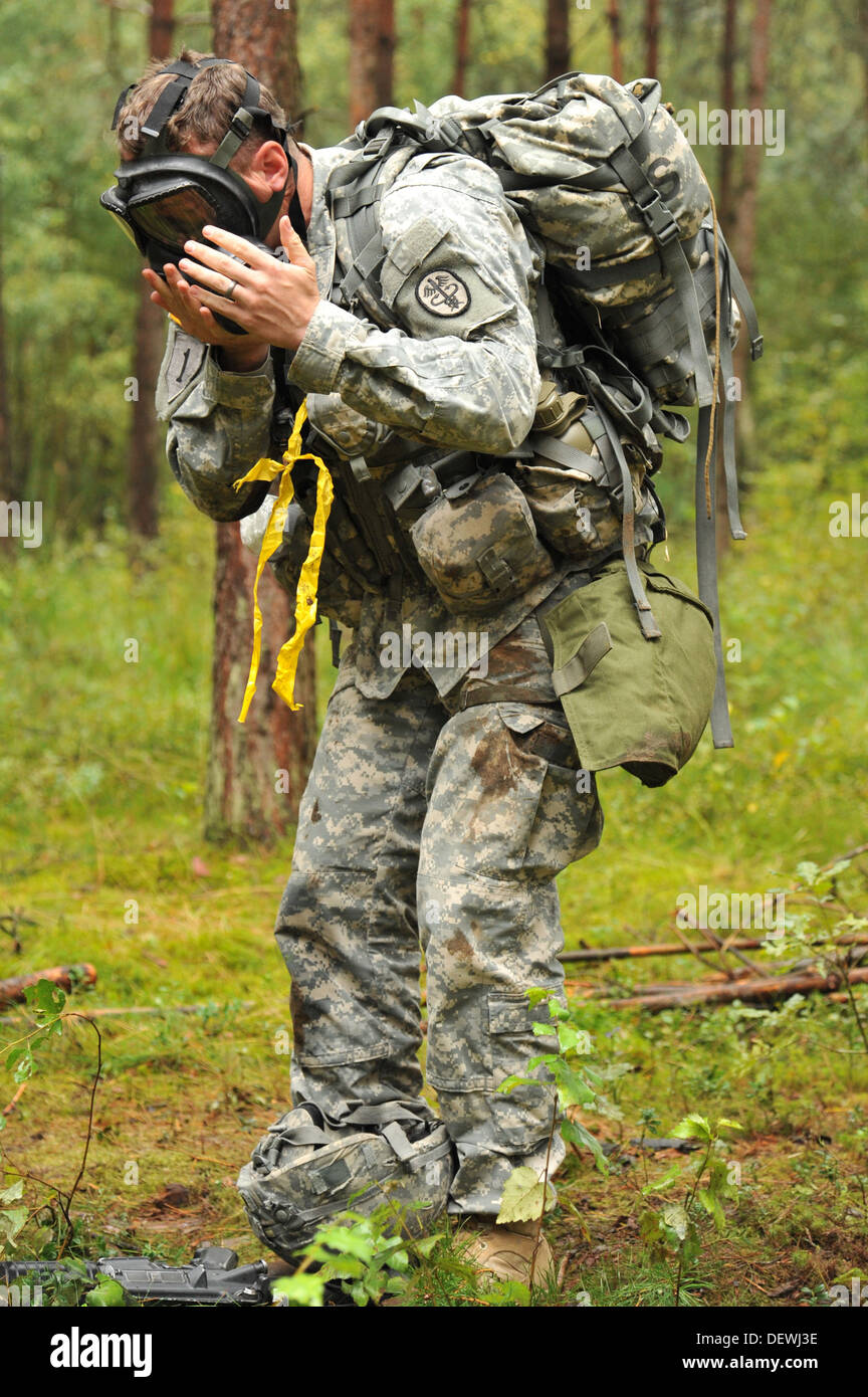 US Army Spc. Joshua Virgil dons seine Schutzmaske an eine Bekämpfung testen Lane während der US-Armee Europas Experte Bereich Medical Stockfoto US Army Spc. Joshua Virgil dons seine Schutzmaske an eine Bekämpfung testen Lane während der US-Armee Europas Experte Bereich Medical Stockfoto