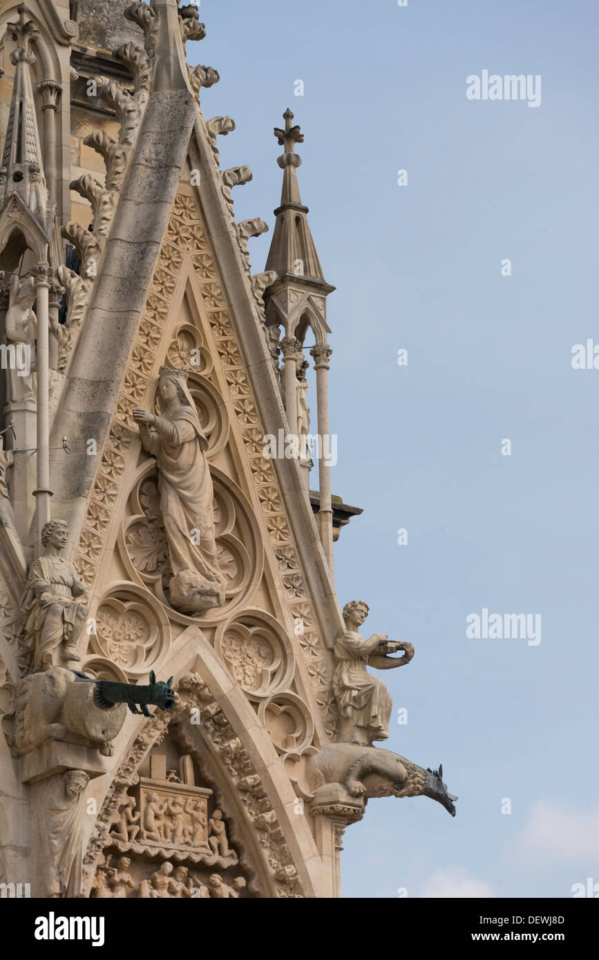 Wasserspeier und Statuen auf dem 13. Jahrhundert Kathedrale von Notre-Dame de Reims, Reims, Frankreich Stockfoto