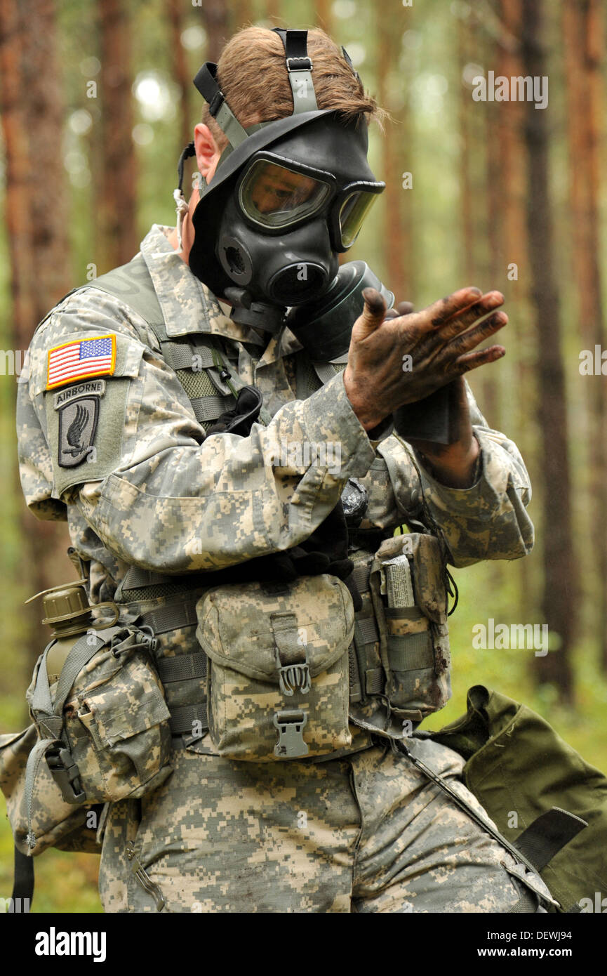 US Armee Sgt. Parker Wattson dekontaminiert selbst an eine Bekämpfung Test Lane in der US Army Europa Experte Bereich medizinische Abzeichen Wettbewerb auf dem Truppenübungsplatz Grafenwöhr, Deutschland, 13. September 2013. Stockfoto US Armee Sgt. Parker Wattson dekontaminiert selbst an eine Bekämpfung Test Lane in der US Army Europa Experte Bereich medizinische Abzeichen Wettbewerb auf dem Truppenübungsplatz Grafenwöhr, Deutschland, 13. September 2013. Stockfoto
