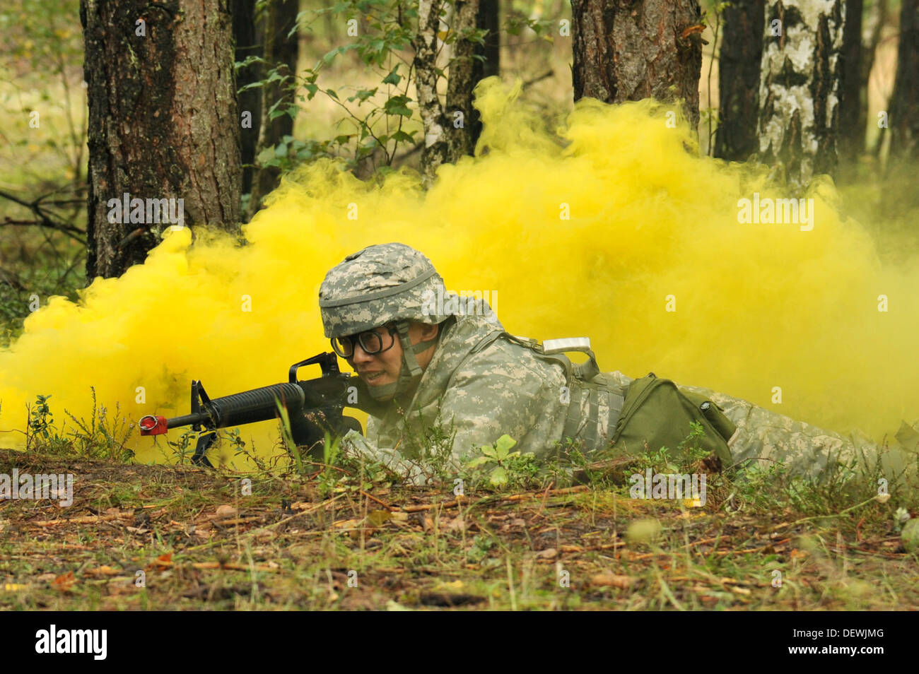 US Army 2nd Lt. Chunjiang Liao nutzt Rauch für die Verheimlichung vor dem Überqueren einer Straße bei der US Army Europa Experte Field Stockfoto US Army 2nd Lt. Chunjiang Liao nutzt Rauch für die Verheimlichung vor dem Überqueren einer Straße bei der US Army Europa Experte Field Stockfoto