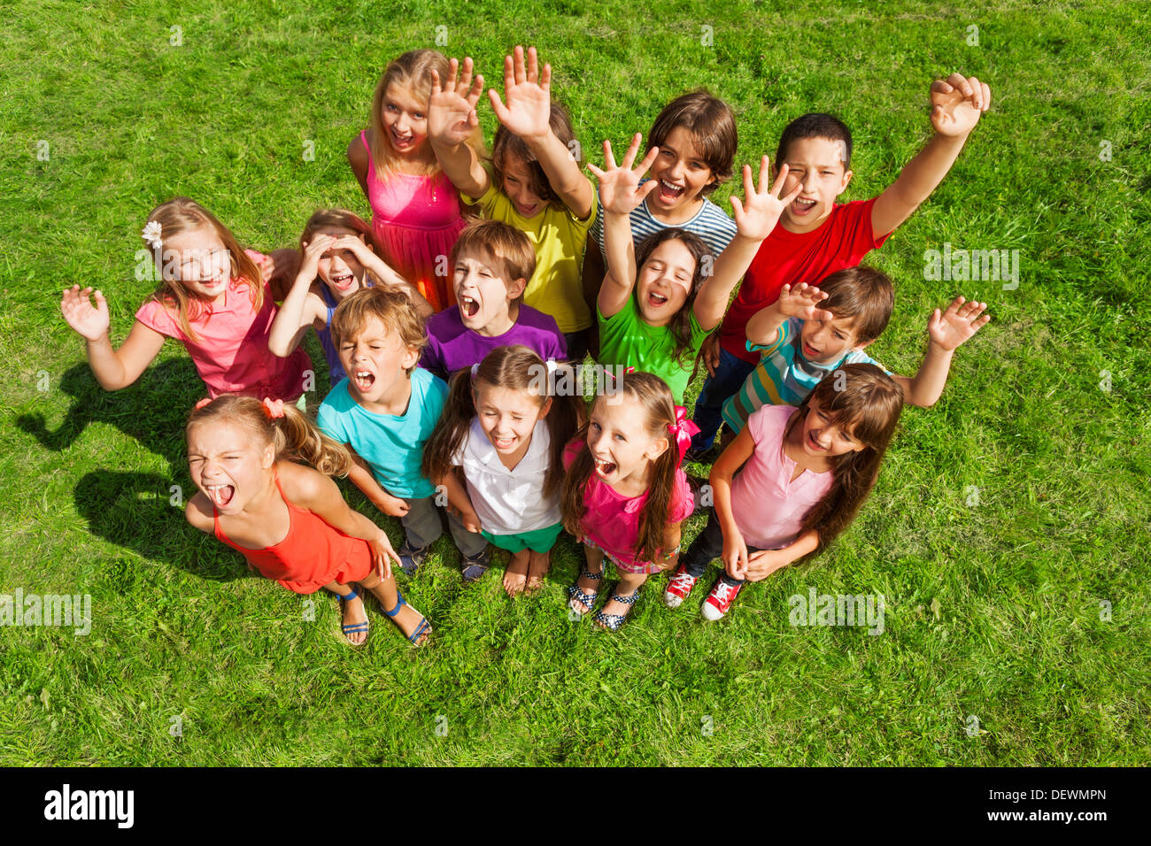 Große Gruppe von Kindern, jungen und Mädchen, ca. 10 Jahre alt, steht auf den grünen Rasen-Draufsicht Stockfoto