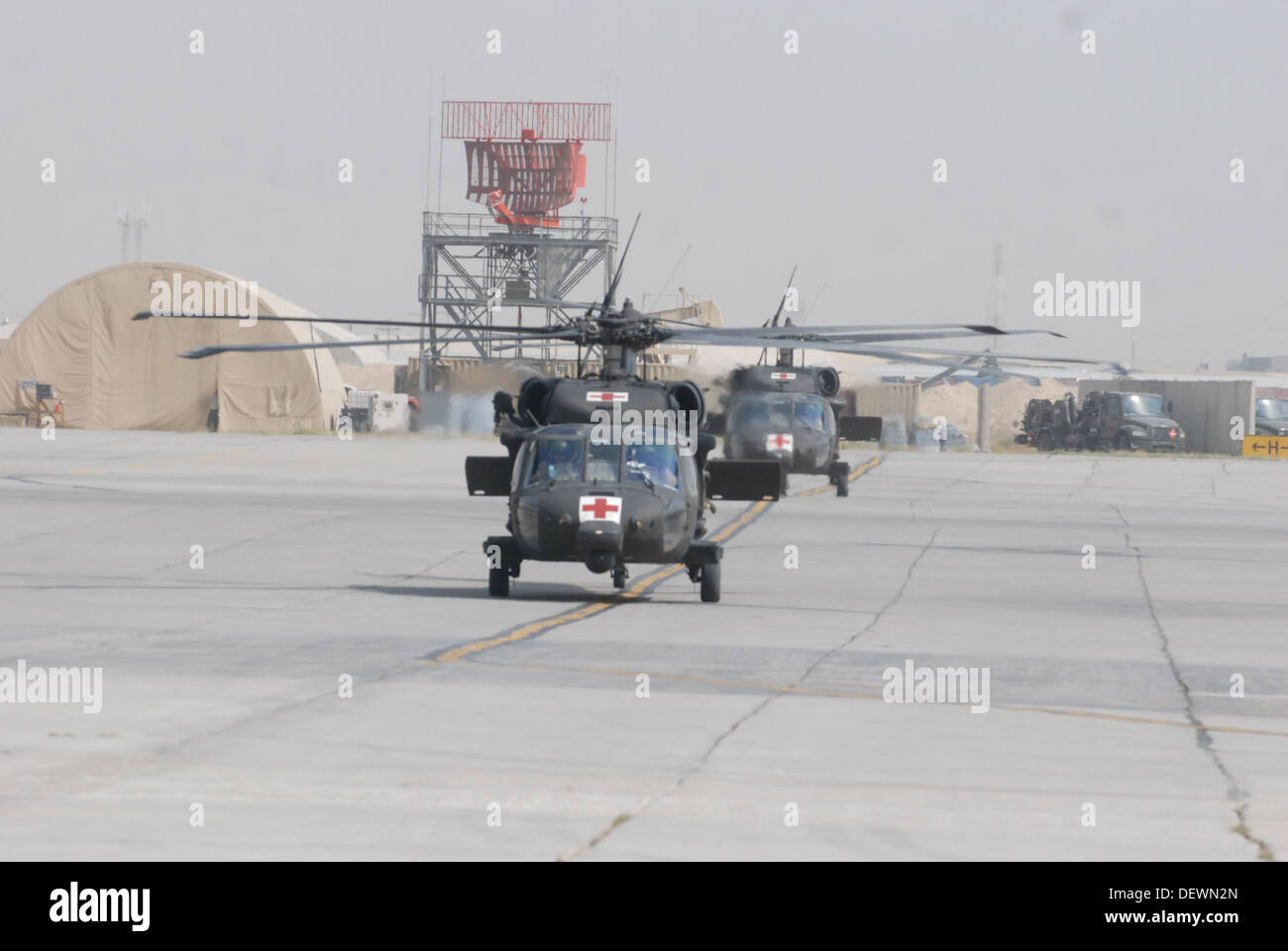 Zwei US-Armee HH - 60M Black Hawk medizinische Evakuierung Hubschrauber, die Besatzung durch die Soldaten von Charlie Kompanie, 3. Bataillon (allgemeiner Support), 10. Combat Aviation Brigade, Task Force Phoenix, taxi zum Patienten Abgabeort außerhalb Heathe N. Craig gemeinsame T Stockfoto