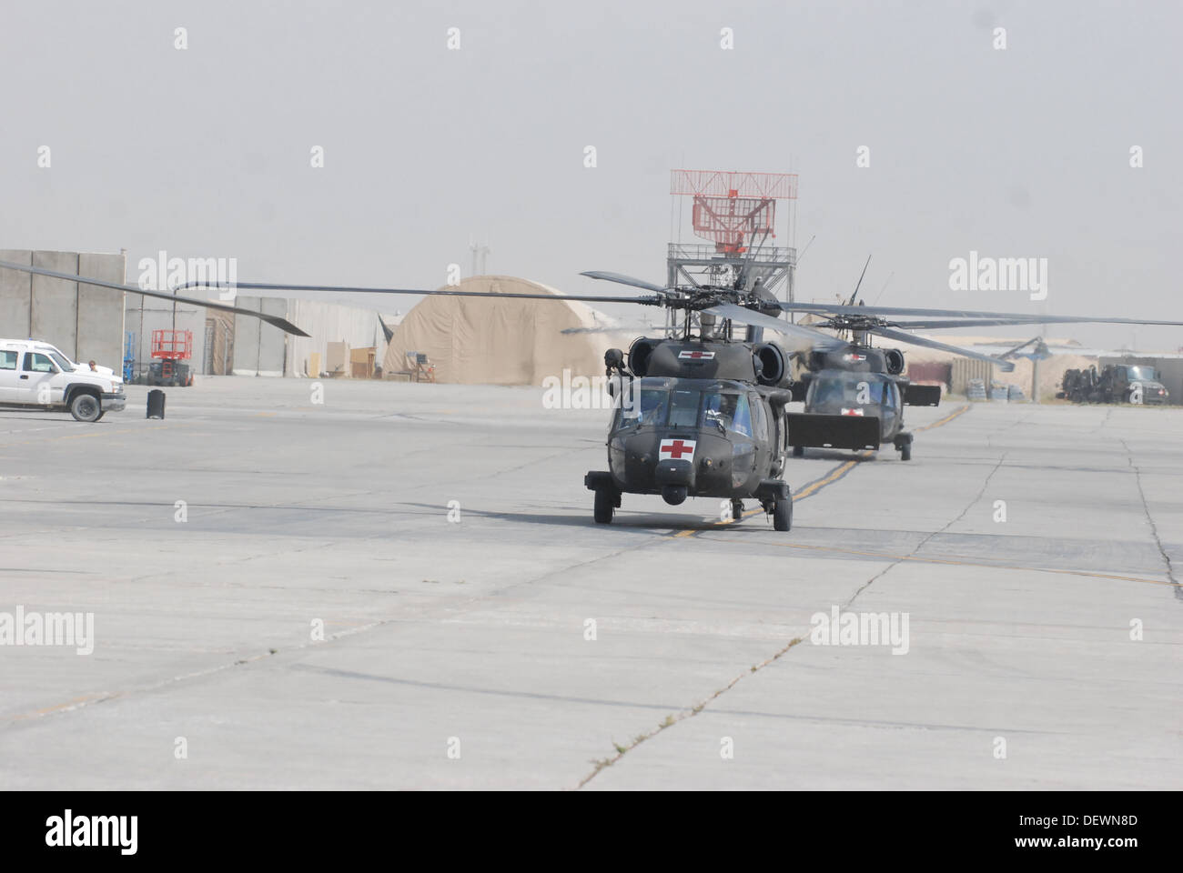 Ein paar der HH - 60M Black Hawk medizinische Evakuierung Hubschrauber bemannt von den Mitgliedern des C Company (DUSTOFF), 3. Bataillon (allgemeiner Support), 10. Combat Aviation Brigade, Task Force Phoenix, Taxi zum Patienten Abgabeort außerhalb Heathe N. Craig Joint der Stockfoto