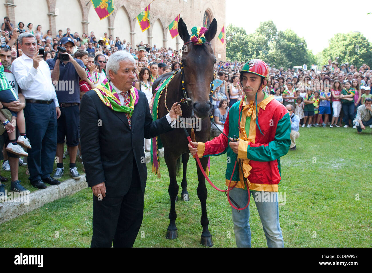 Segnung der Pferde, Contrada des Drachen, Palio von Siena, Start, Siena, Toskana, Italien, Europa Stockfoto