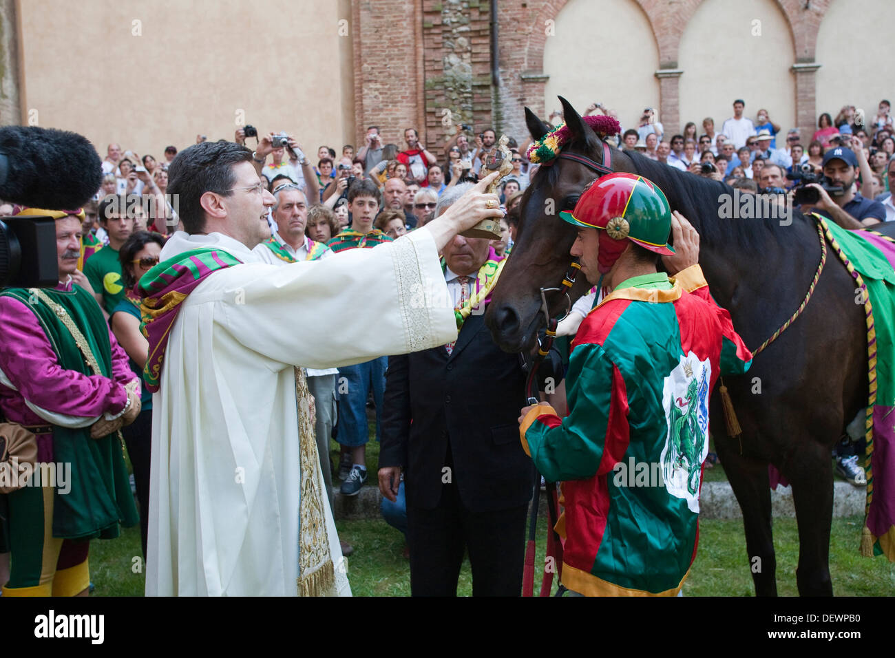 Segnung der Pferde, Contrada des Drachen, Palio von Siena, Start, Siena, Toskana, Italien, Europa Stockfoto